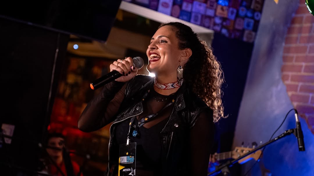 Apresentação vocal de aluno da Ponto Musical